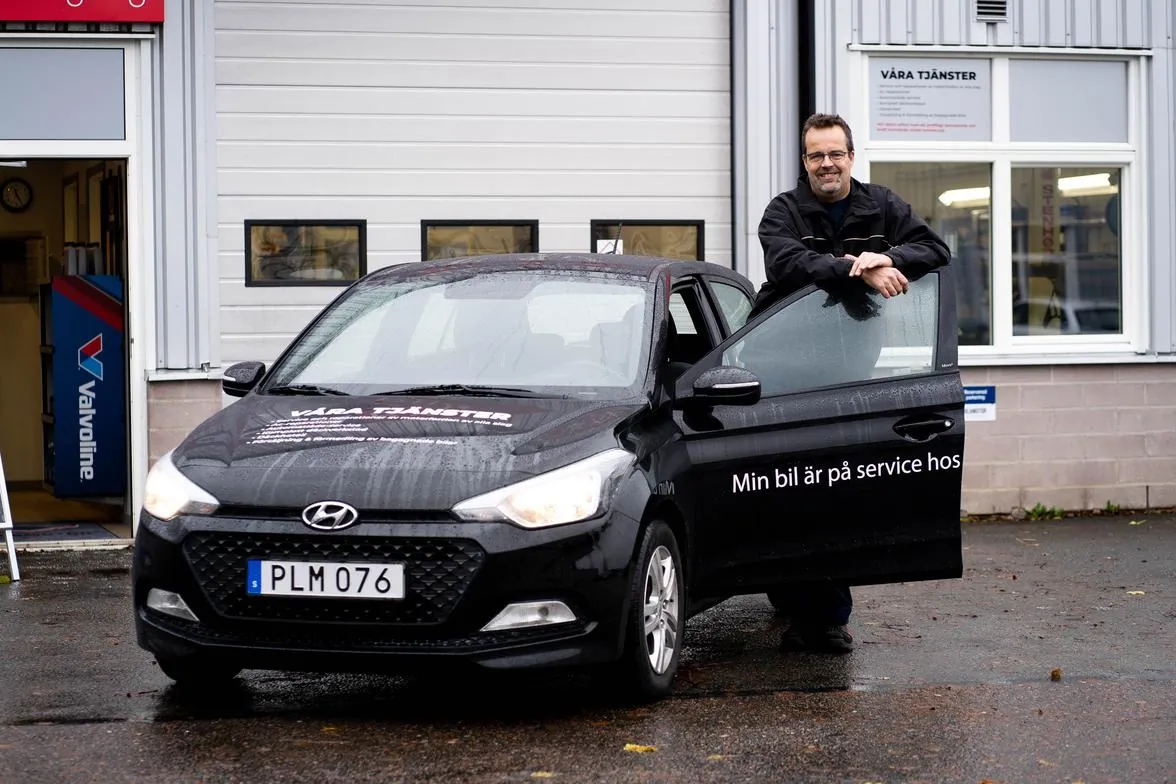 Bil & Motor-personal vid en bil utanför verkstaden